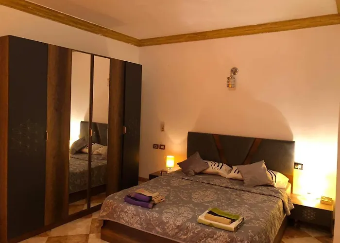 Schoene Wohnung Mit Blick Auf Nil Und Pyramiden