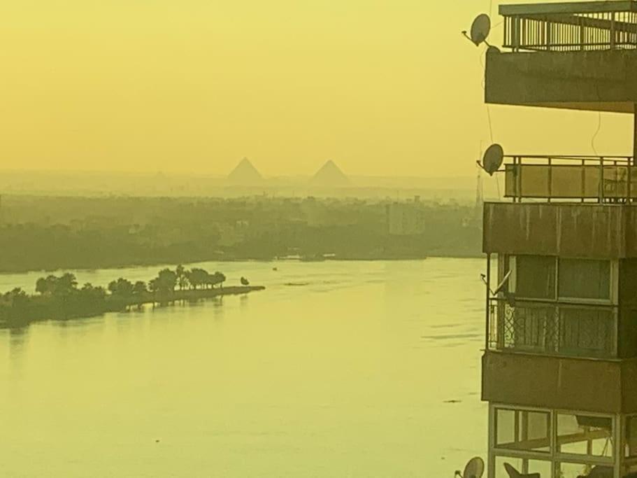 Schoene Mit Blick Auf Nil Und Pyramiden Cairo